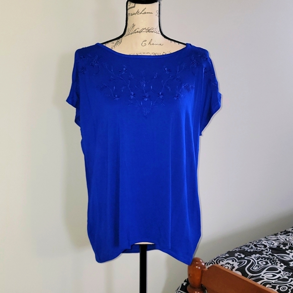 Nwot Cable and Gauge royal blue Embroidered T shirt